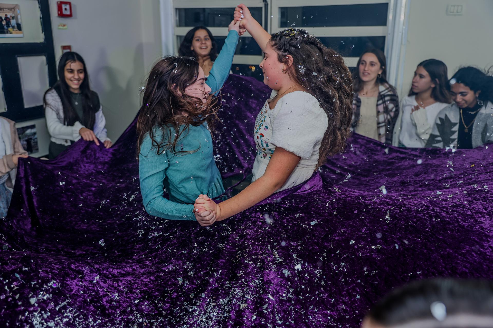 קונפטי ברגע שיא באירוע